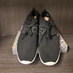 NWT! UGG Willow Black Sneaker - 9.5